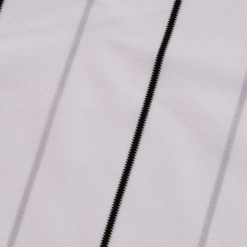 Ljusgrå randigt varpstickat tyg